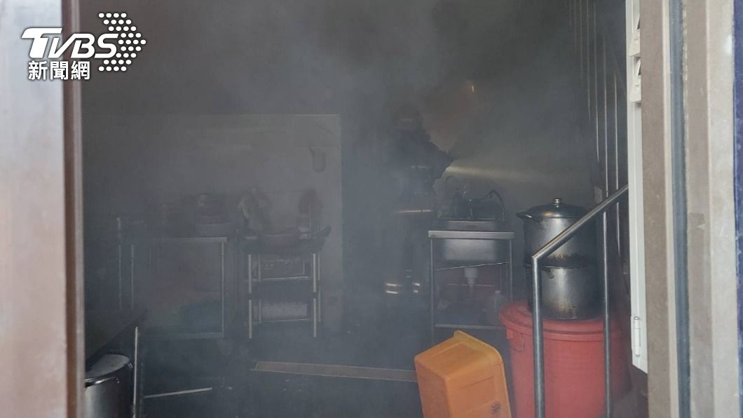 台南北區立賢一路餐廳後廚房因失火冒出濃濃黑煙。（圖／TVBS）