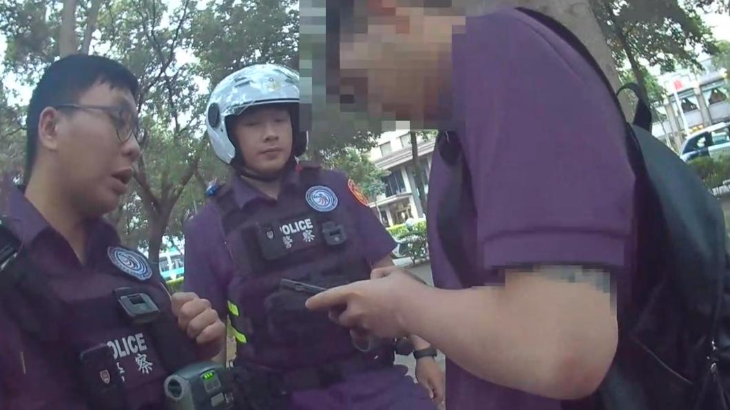 中山分局員警在公園盤查詐團車手高姓嫌犯（右）。（圖／TVBS）