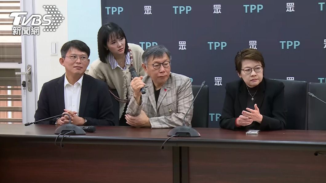 民眾黨立委黃國昌（左）、黃珊珊（右），以及黨主席柯文哲（中）。（圖／TVBS資料畫面）