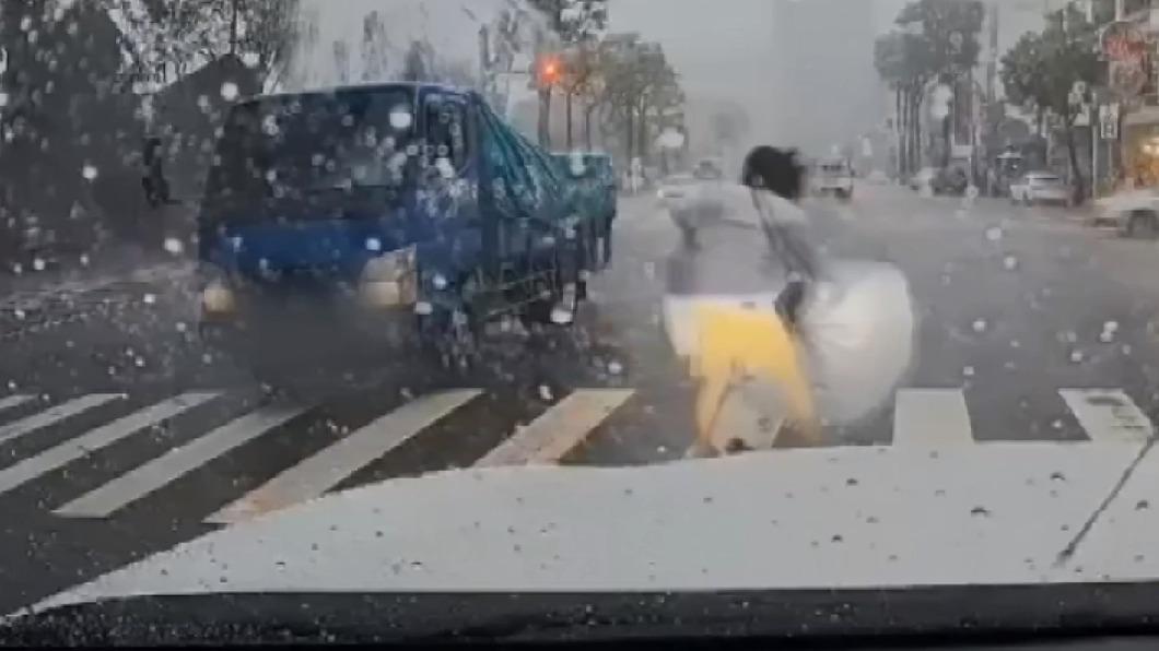 雨天視線受阻！婦過馬路險遭撞　嚇到拿傘防身