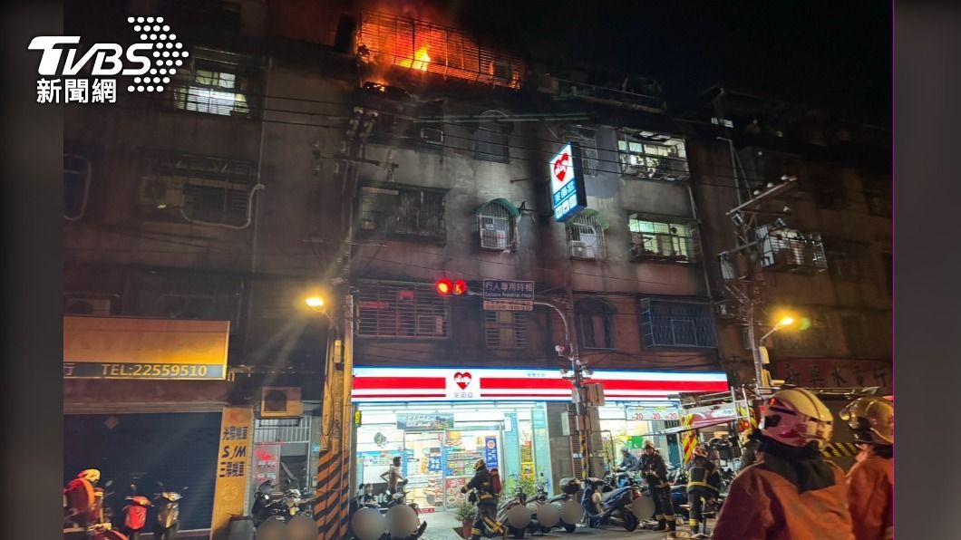 公寓5樓起火燃燒，大批警消到場搶救。（圖／TVBS）