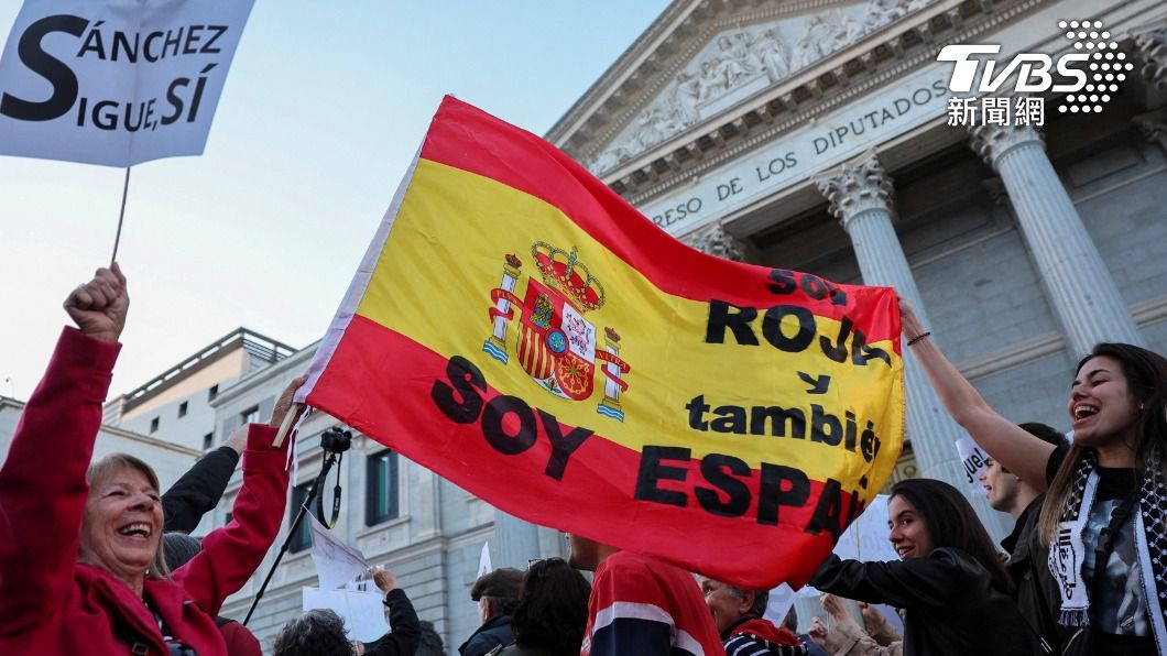 人們在馬德里發起遊行表示對總理桑切斯的支持（圖／路透社）