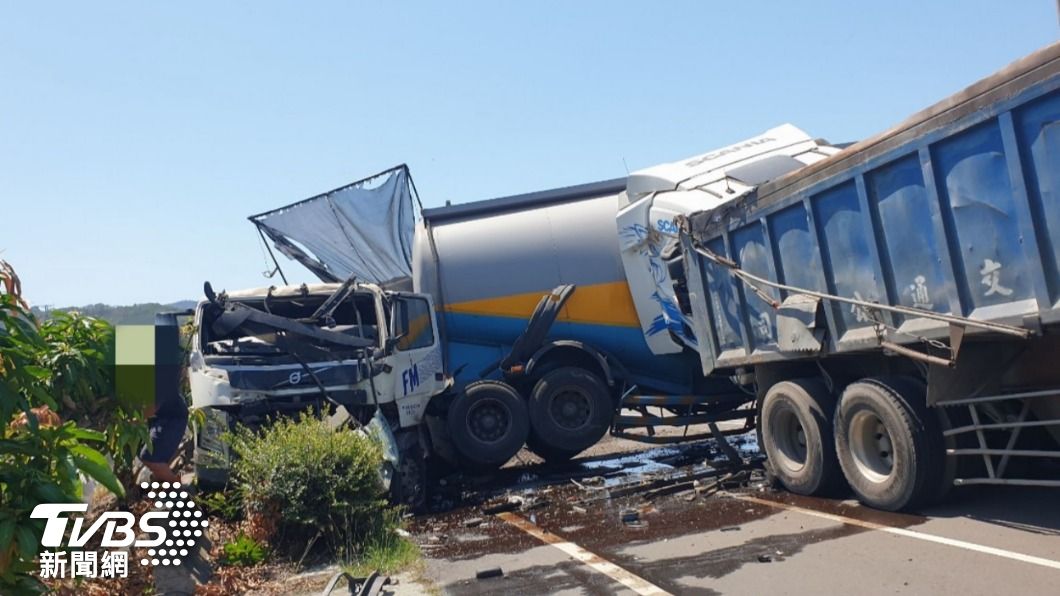 油罐車整輛「折甘蔗」車頭也嚴重毀損。（圖／TVBS）