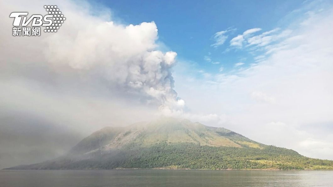印尼北蘇拉威西省（Sulawesi Utara）的魯昂火山（Ruang volcano）。（圖／達志影像美聯社）