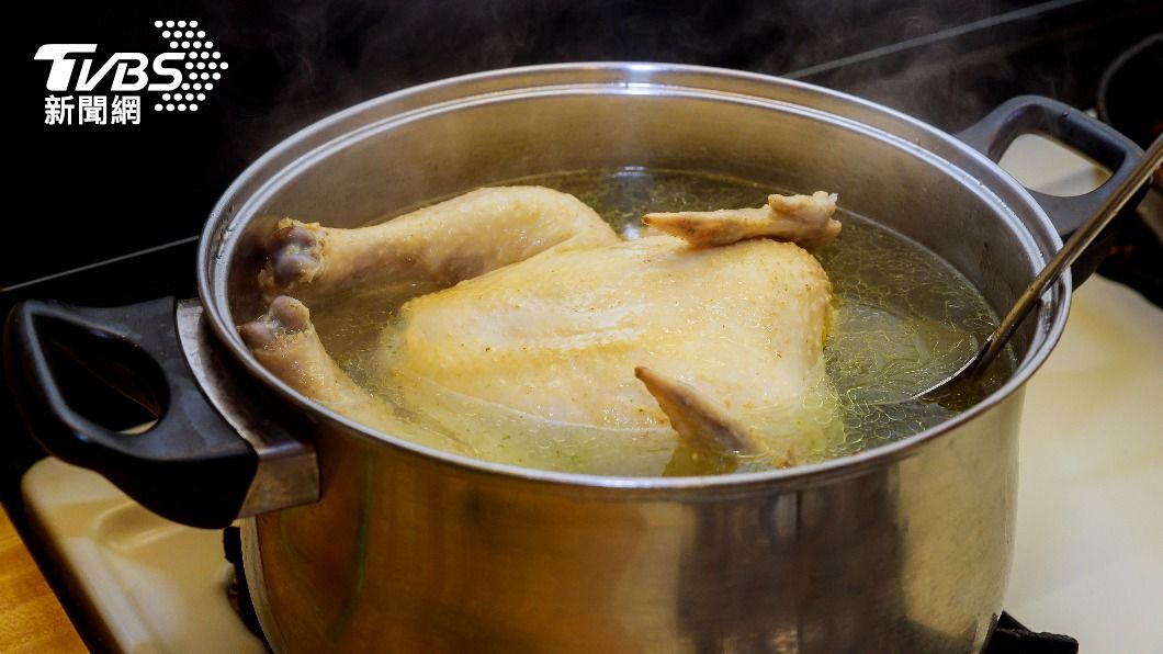 婆婆好心煮雞湯給孕熄，卻沒冰還一直重複加熱。（示意圖／shutterstock達志影像）