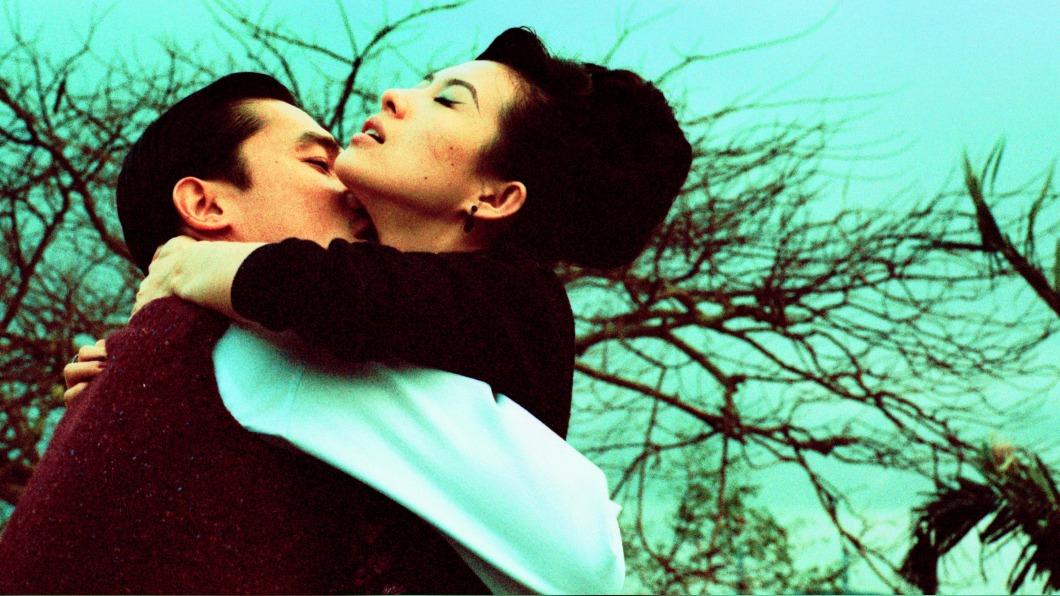 梁朝偉在片中周旋在不同女人間，右為章子怡。（圖／CATCHPLAY＋提供）
