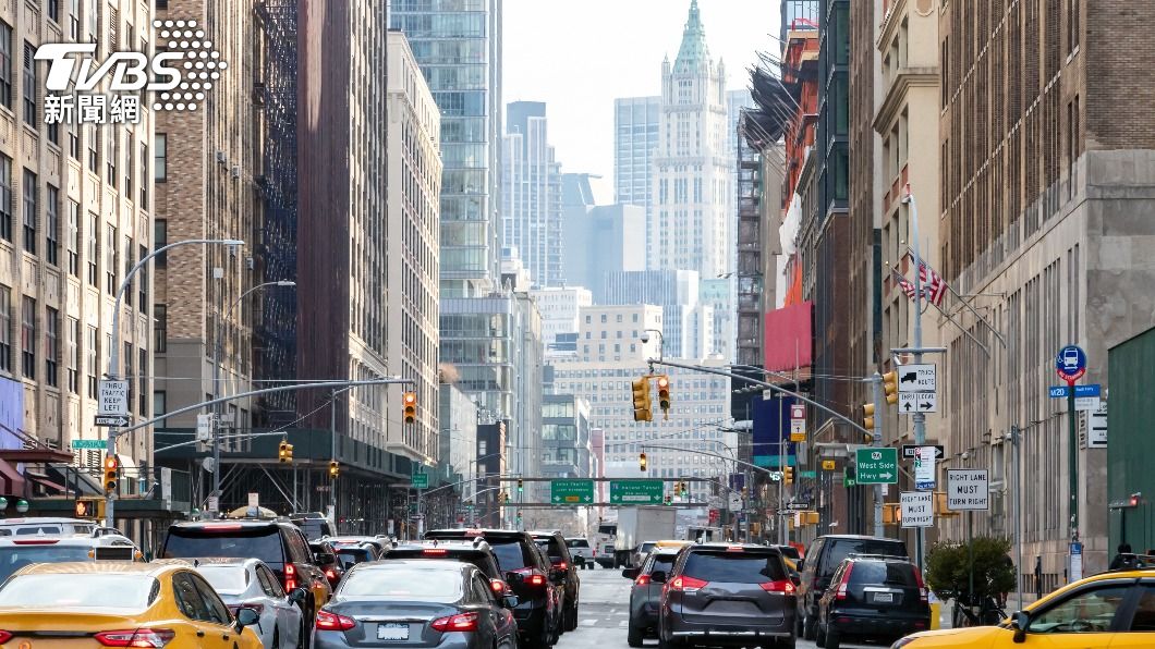 紐約市的交通壅塞問題嚴重，曼哈頓地區在通勤時間，光是短短10分鐘路程可能就要花費將近1小時才能抵達。（圖／達志影像Shutterstock）