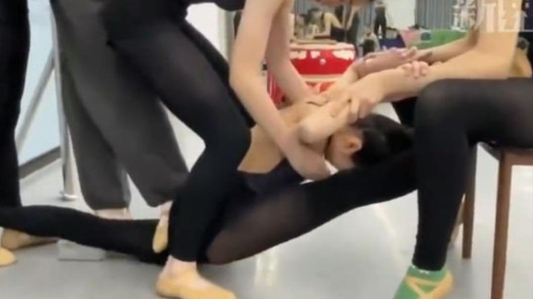 一名女子在練習柔軟度時，左腿竟被老師踩斷。（圖／翻攝自微博）