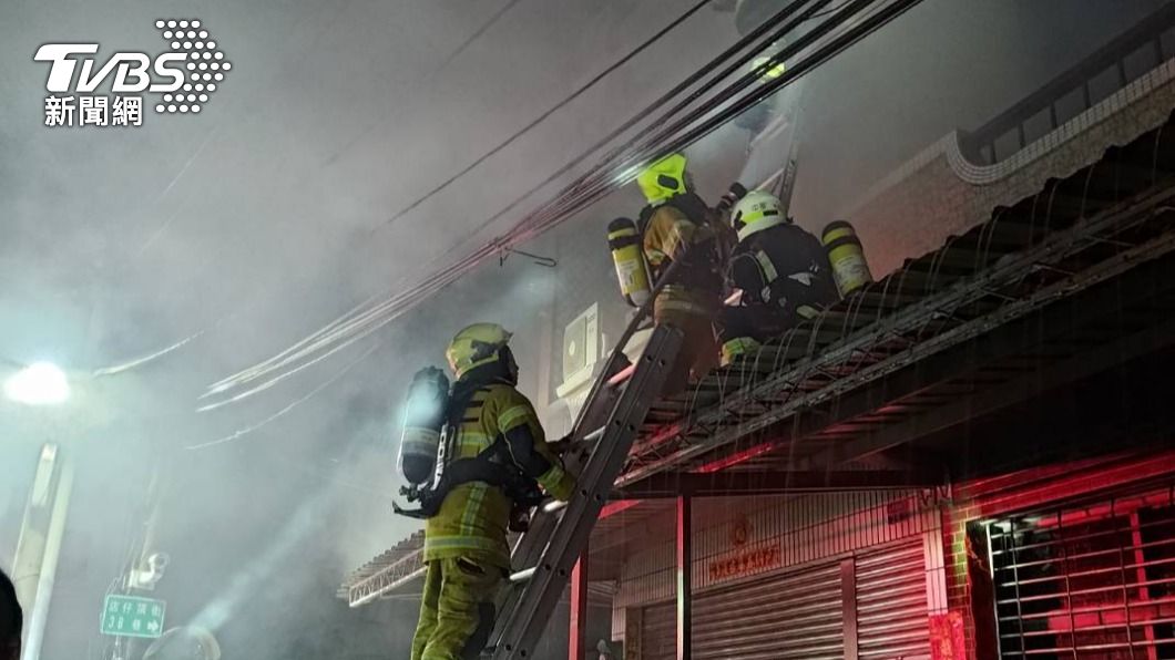 消防人員架梯協助受困婦人逃脫。（圖／TVBS）