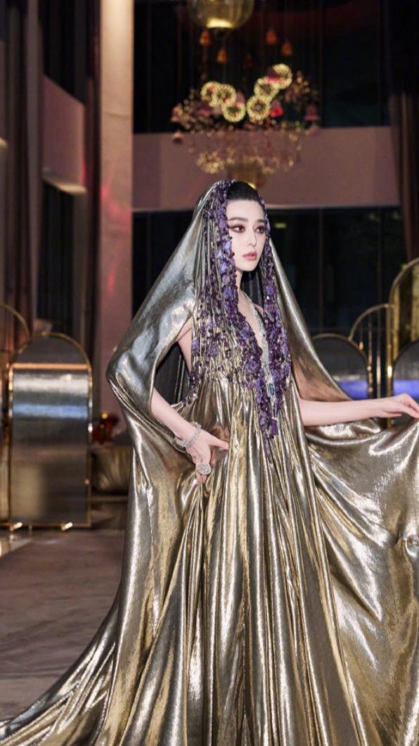 范冰冰一個側身，露出蠻腰與雪白肌膚，仍是光彩照人。（圖／翻攝自范冰冰微博）