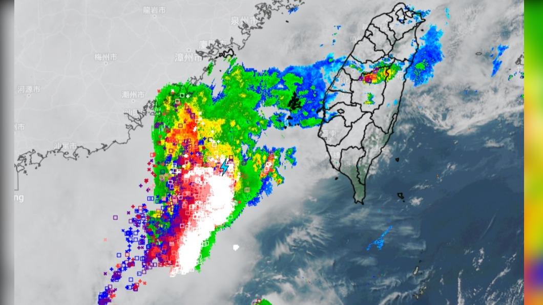 天氣風險表示，海峽南部線狀對流發展中。（圖／天氣風險台灣全閃電監測網、衛星雲圖、氣象署雷達回波）
