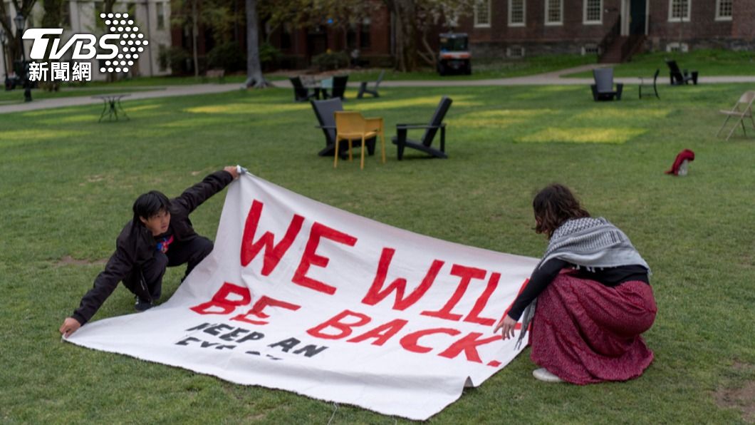 美國布朗大學30日與抗議加薩戰爭的學生達成協議，學生陸續拆除校內營地。（圖／達志影像美聯社）