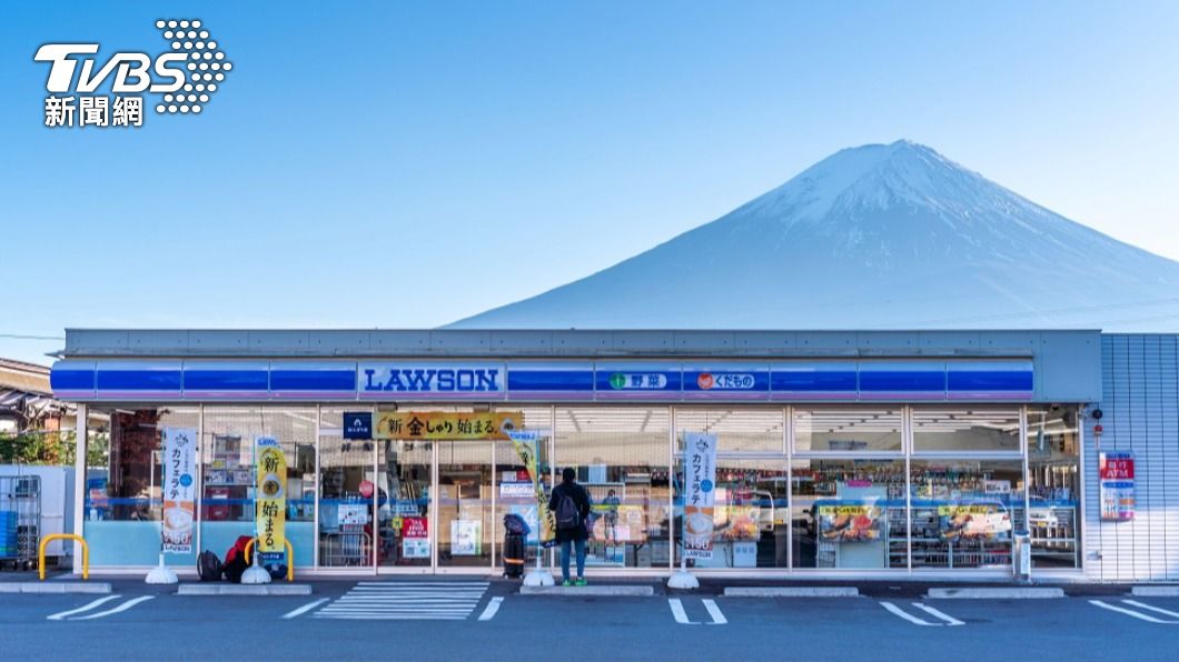 富士山人氣打卡點掰掰　架巨型黑幕終止遊客亂象