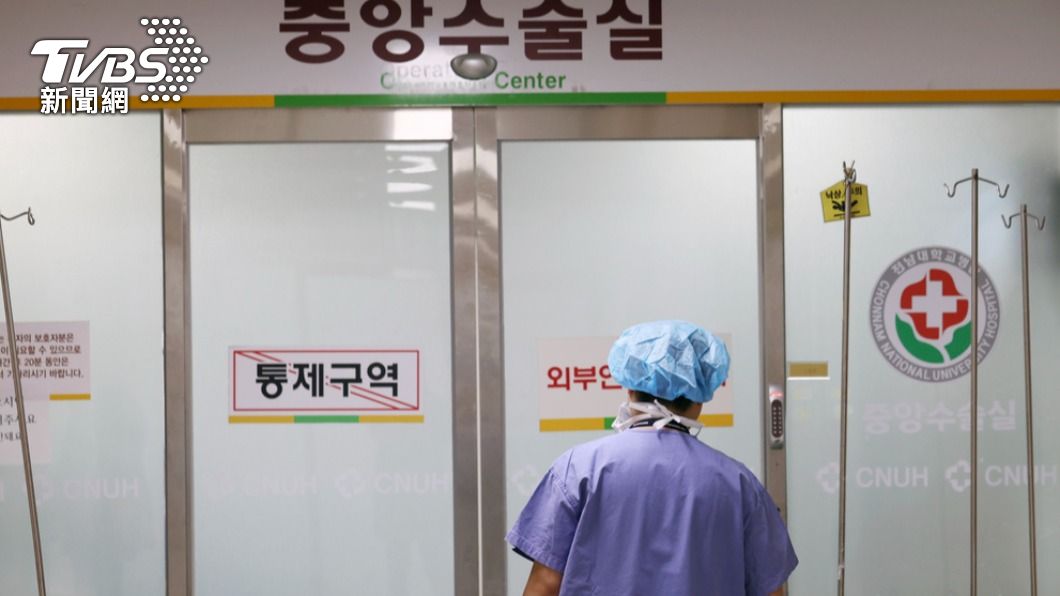 南韓醫學院教授以請辭、罷工、休診抗議政府醫療改革。（圖／達志影像美聯社）