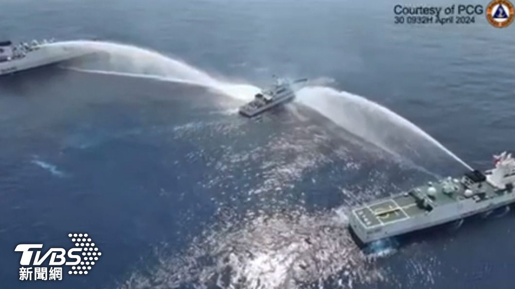 一艘菲律賓海岸防衛隊船隻在黃岩島附近海域進行海上巡邏時，突然遭到兩艘中國海警船使用水砲攻擊。（圖／達志影像美聯社）