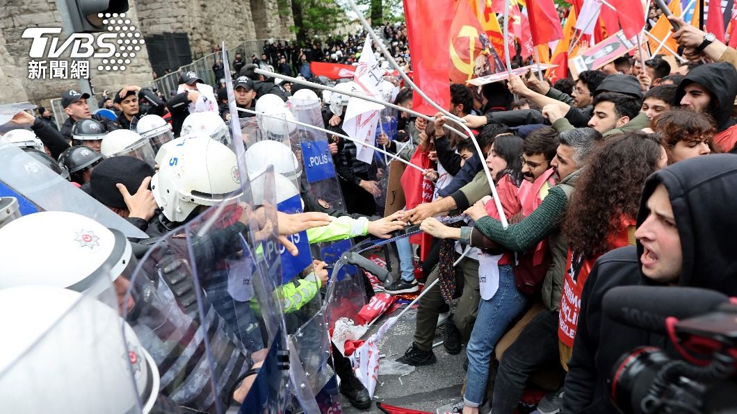 土耳其爆發警民衝突，警方朝示威者發射催淚瓦斯和橡皮子彈，並逮捕200多人。（圖／達志影像歐新社）