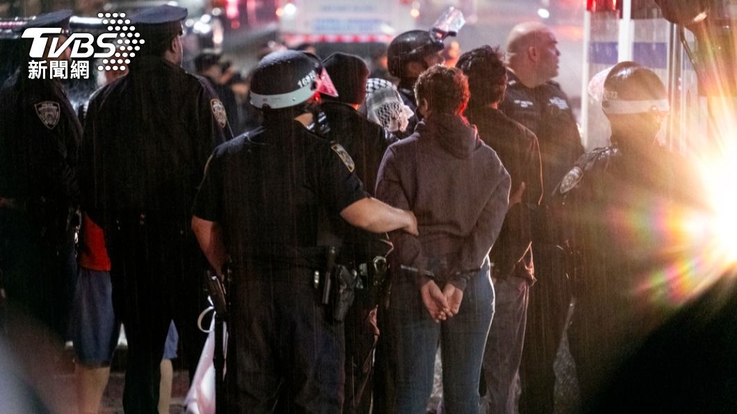 紐約市警方傳出在哥大漢密爾頓大廳開槍，嚇阻並驅離駐紮內部的示威者。（圖／達志影像美聯社）