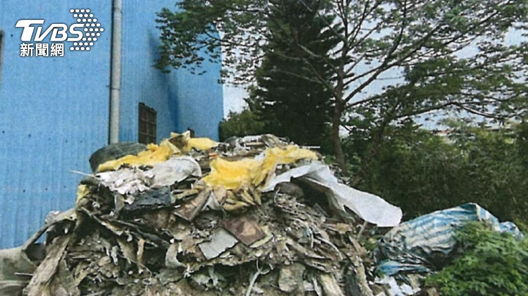保七總隊在新北市八里區發現有民眾任意傾倒廢棄物。（圖／TVBS）