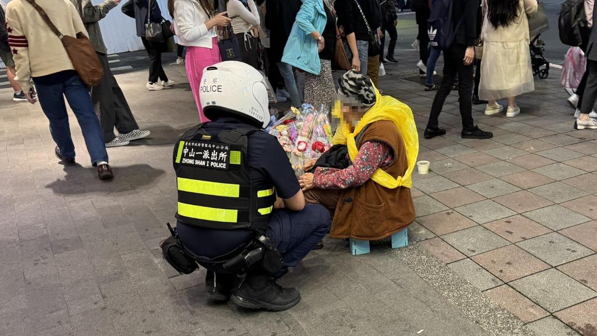 網傳熱議的「員警關切賣花老婦」照。（圖／翻攝自爆怨2公社臉書）