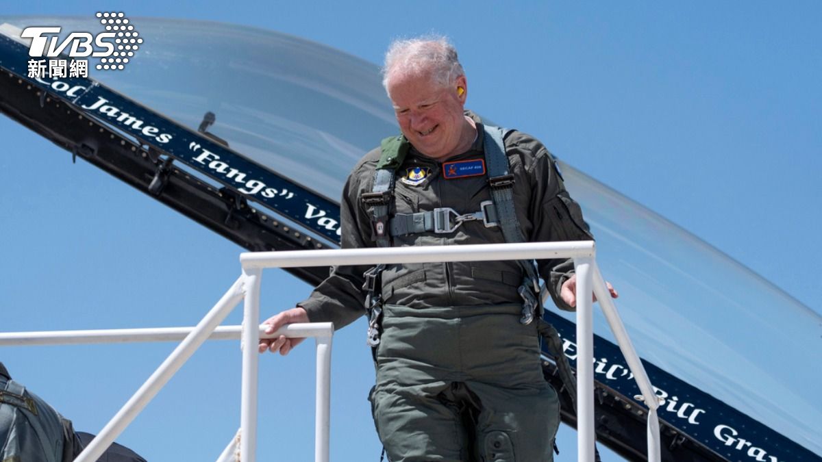 美空軍部長肯達爾親搭乘AI控制的F-16戰機。（圖／達志影像美聯社）