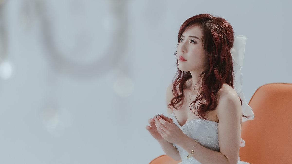 吳申梅推出新歌〈美麗的女人〉，更圓夢穿上白紗。（圖／放音樂提供）