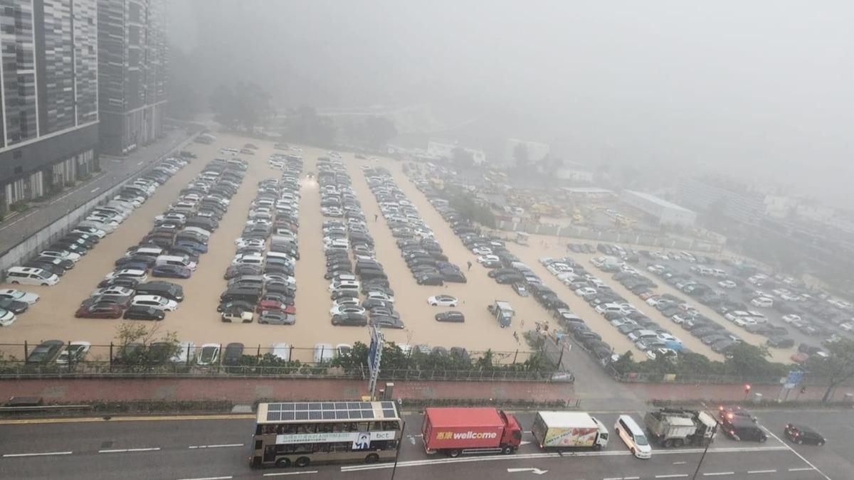停車場淹水，大量車子浸泡水中。（圖／翻攝自「西貢將軍澳討論區報」臉書）