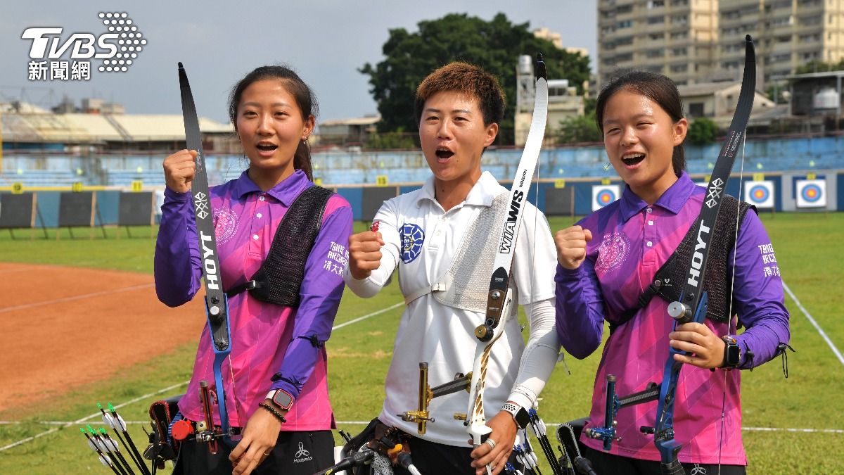 中華女子射箭三位奧運國手，左起邱意晴、雷千瑩、李彩綺。（圖／胡瑞麒攝）