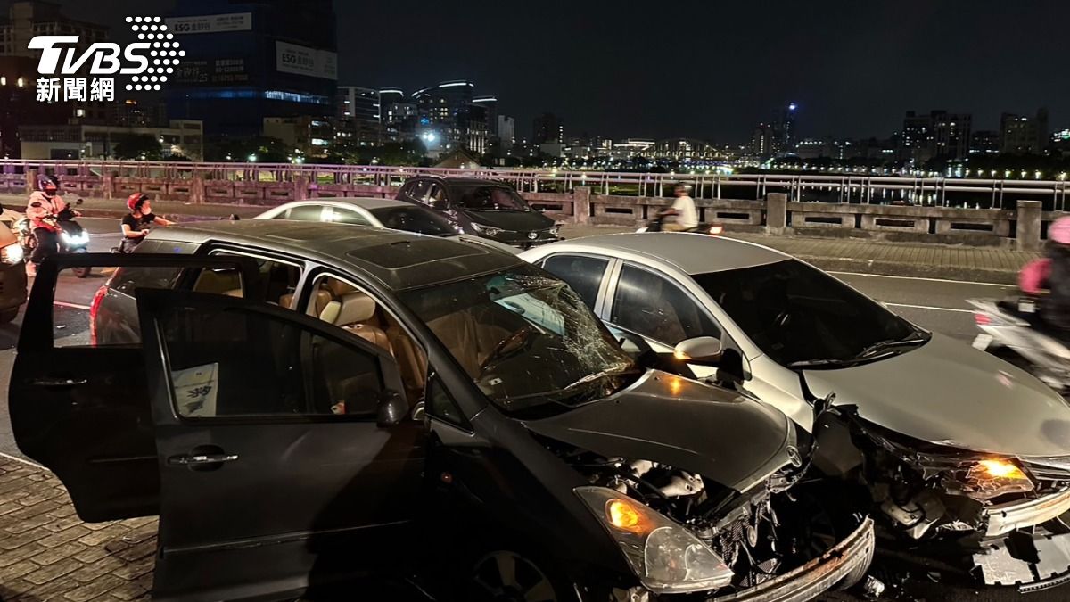 成美橋今（4）日晚間發生連環車禍，造成4人受傷送醫。（圖／TVBS）