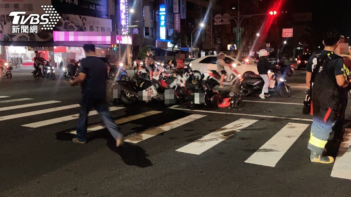 高雄鳳山建國路口發生車禍。（圖／TVBS）