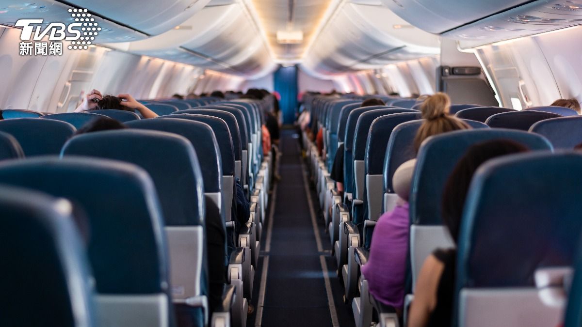 專家提醒飛機緊急疏散時，乘客不要攜帶行李逃生，以免拖慢疏散速度。（示意圖／shutterstock達志影像）
