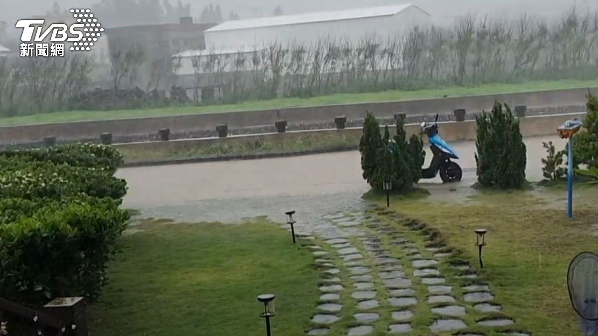 大雨狂炸澎湖。（圖／TVBS）