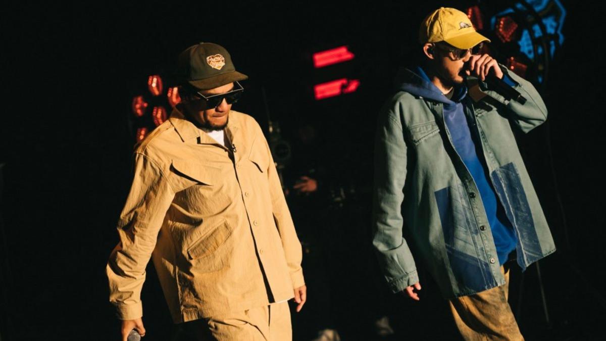 張震嶽（左）和熱狗回鍋《新說唱2024》。（圖／愛奇藝國際版提供）