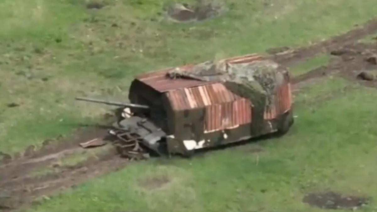 俄烏戰場上出現奇醜無比的「烏龜戰車」（Turtle Tank）。（圖／翻攝自 X@bayraktar_1love）