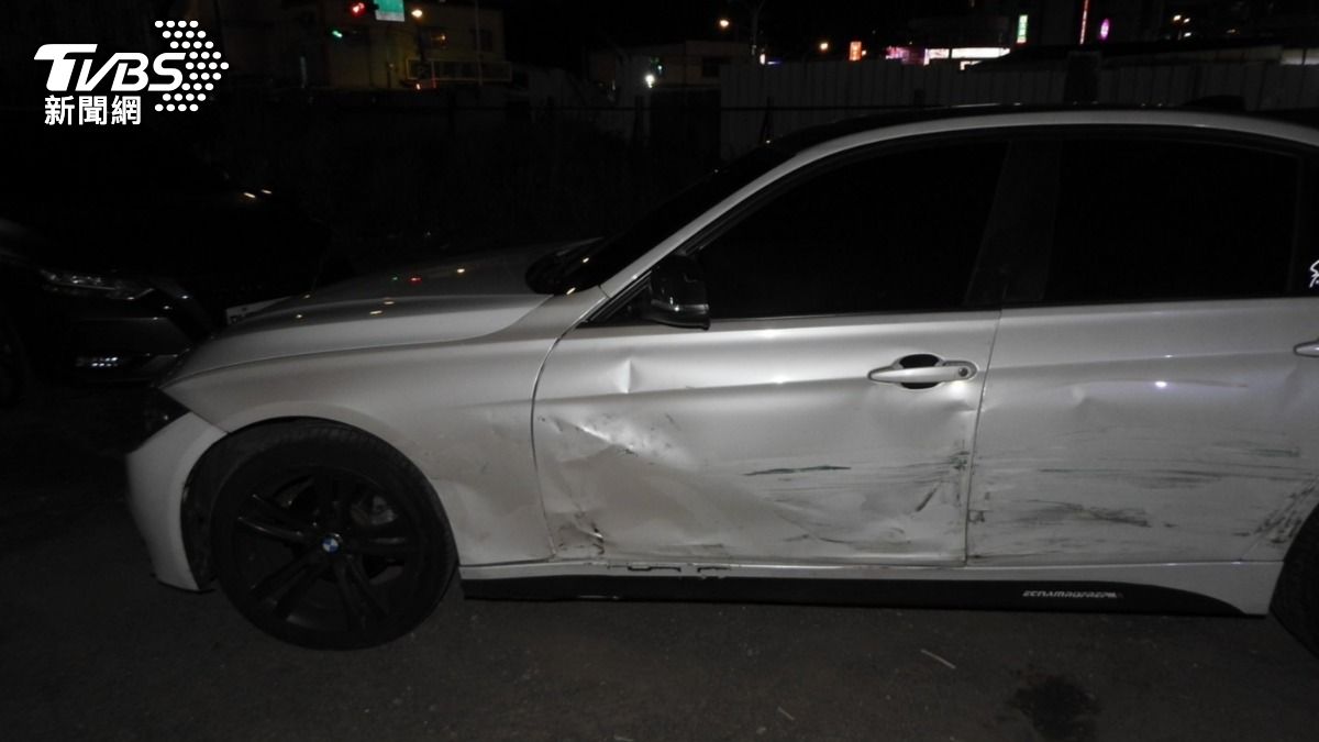 凃男騙來的BMW轎車被撞到板金凹陷變形。（圖／TVBS）