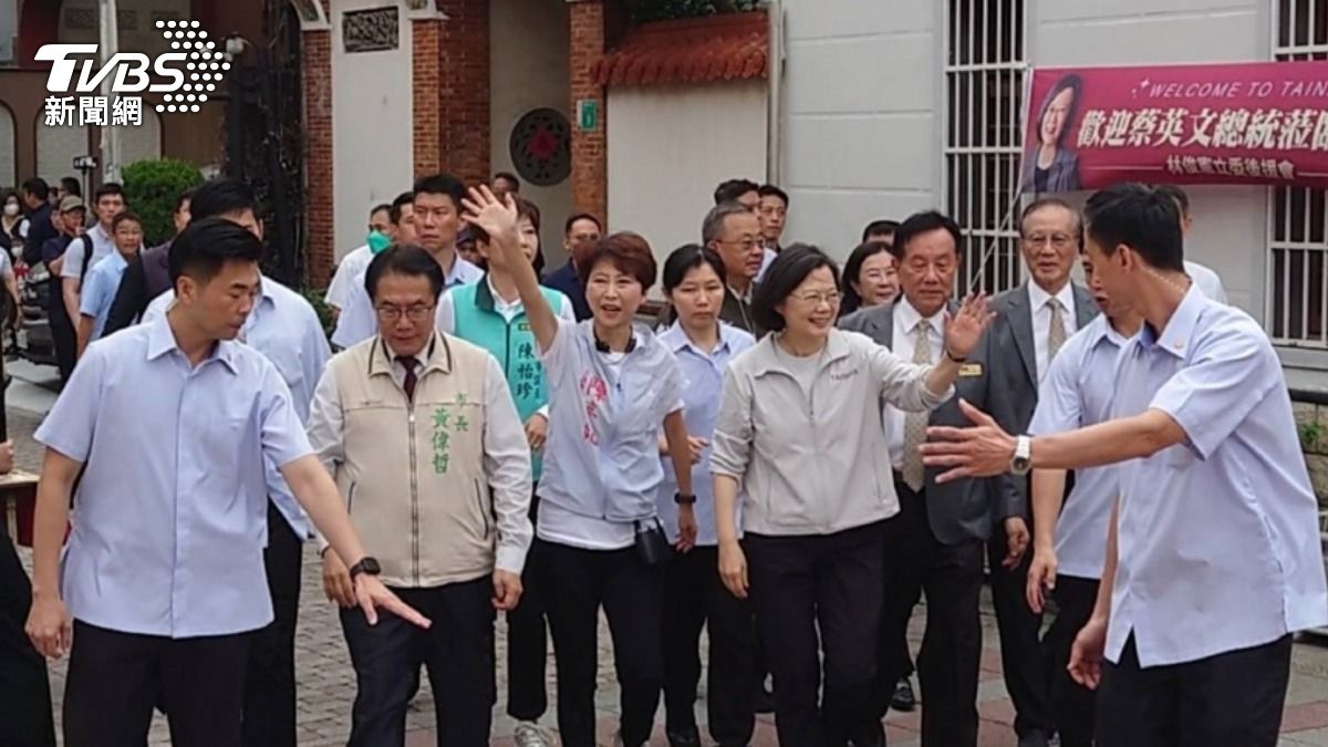 總統蔡英文赴台南參香祈福與民眾揮手致意。（圖／中央社）