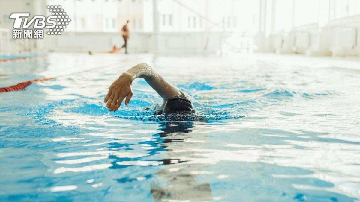 銀髮族可以透過游泳來提高基礎代謝率。（示意圖／shutterstock達志影像） 