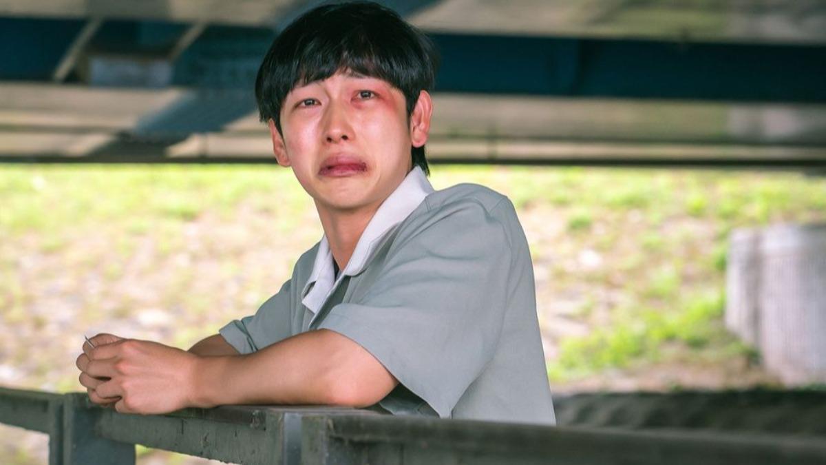 任時完在《少年時代》中從被霸凌的魯蛇變校園老大。（圖／愛奇藝國際站）