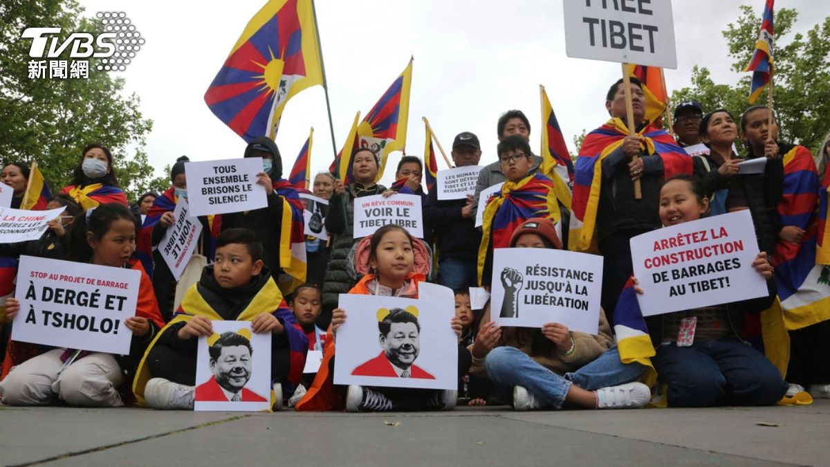 習近平今天抵法，旅歐維吾爾和西藏社群今天動員示威，抗議習近平到來，但遭到不明人士攻擊。（圖／達志影像美聯社）