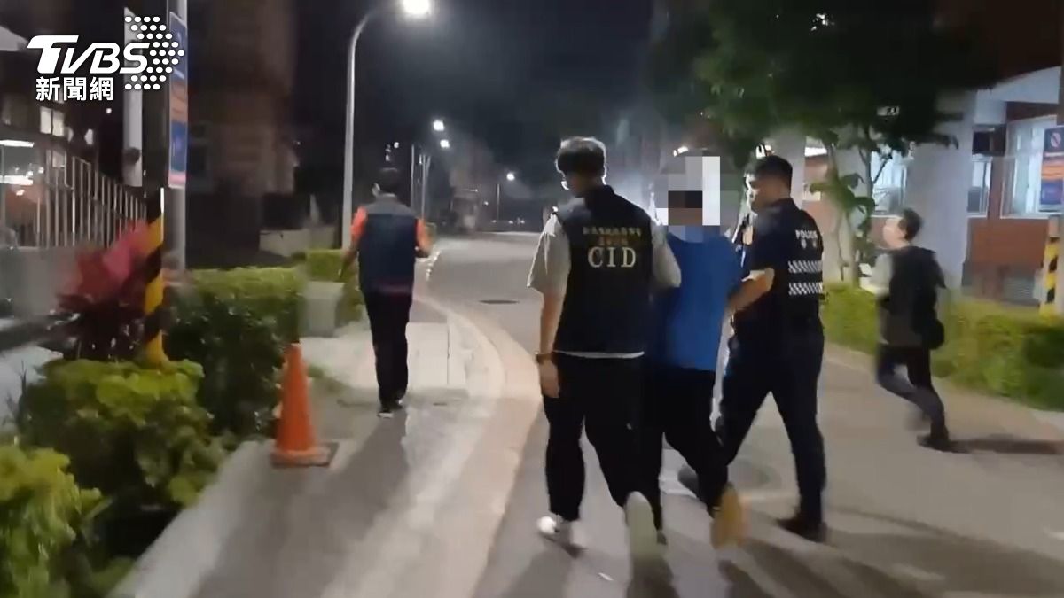 持刀刺死前員工的陳姓男子（藍衣）被逮捕。（圖／TVBS）