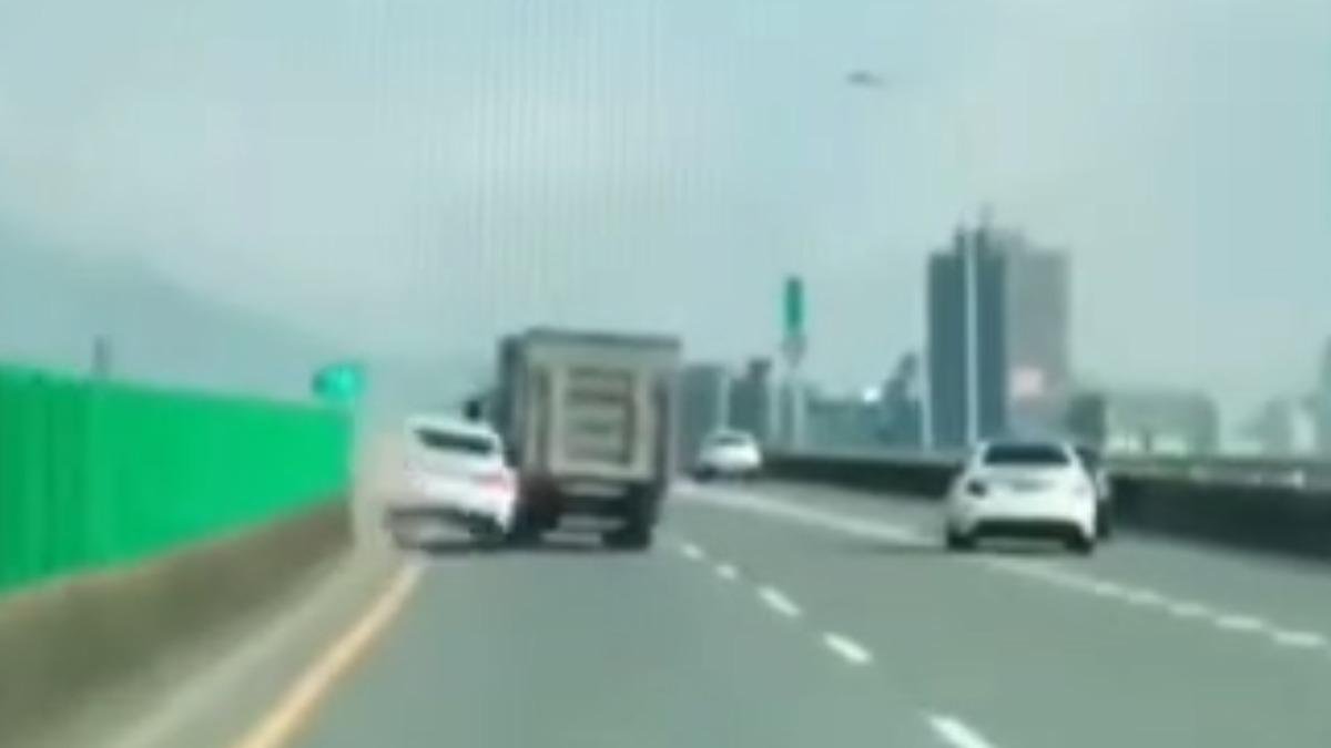 小貨車為了閃右邊賓士車和BMW發生事故。（圖／翻攝Facebook八里）