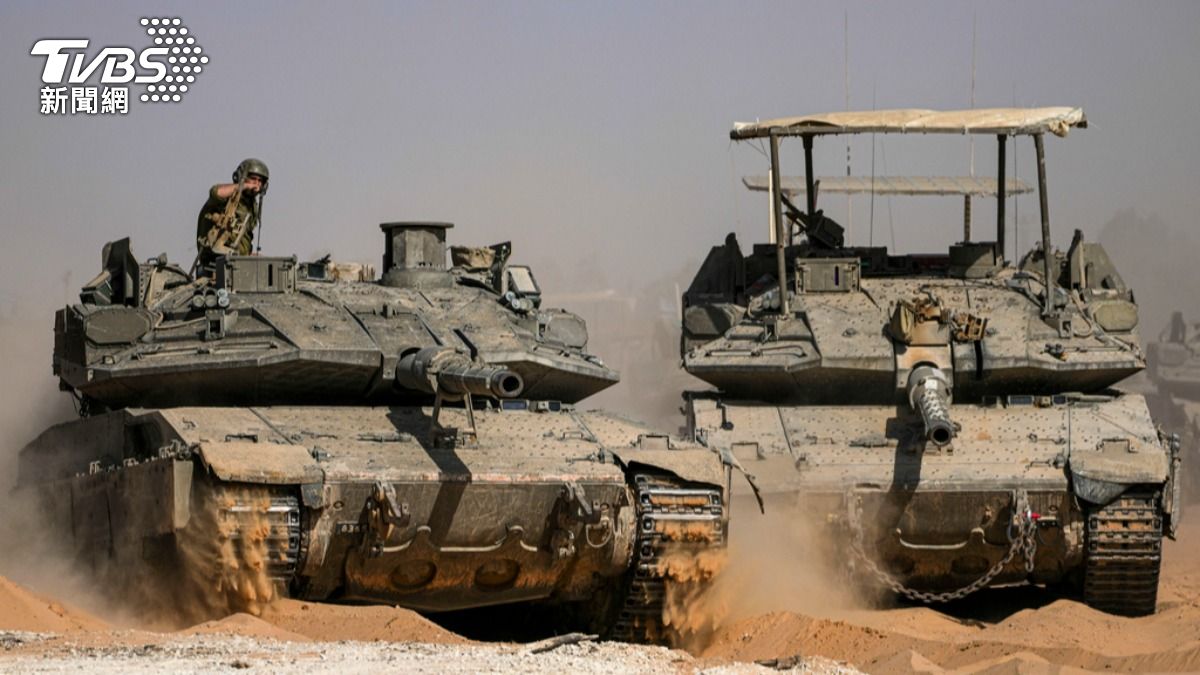 以色列士兵駕駛坦克在加薩走廊集結。（圖／達志影像美聯社）