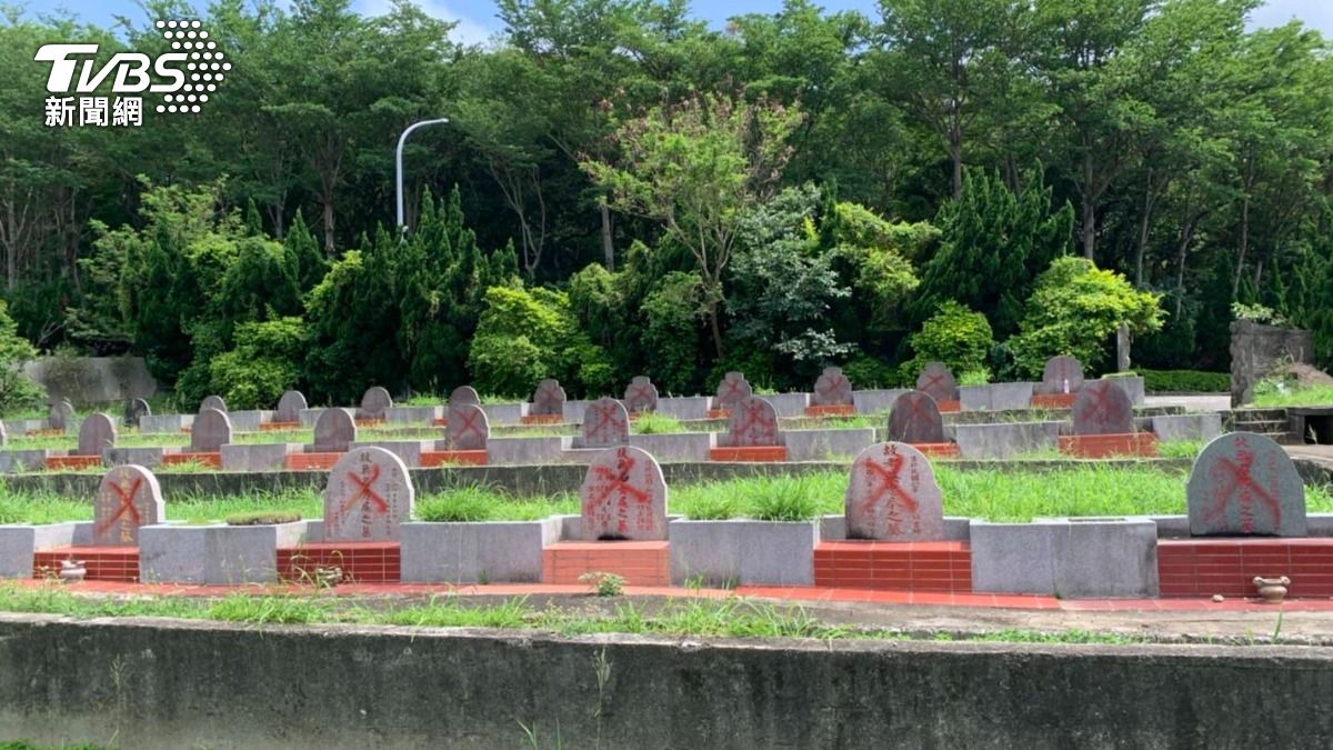新竹24塊墓碑遭惡意噴漆。（圖／TVBS）