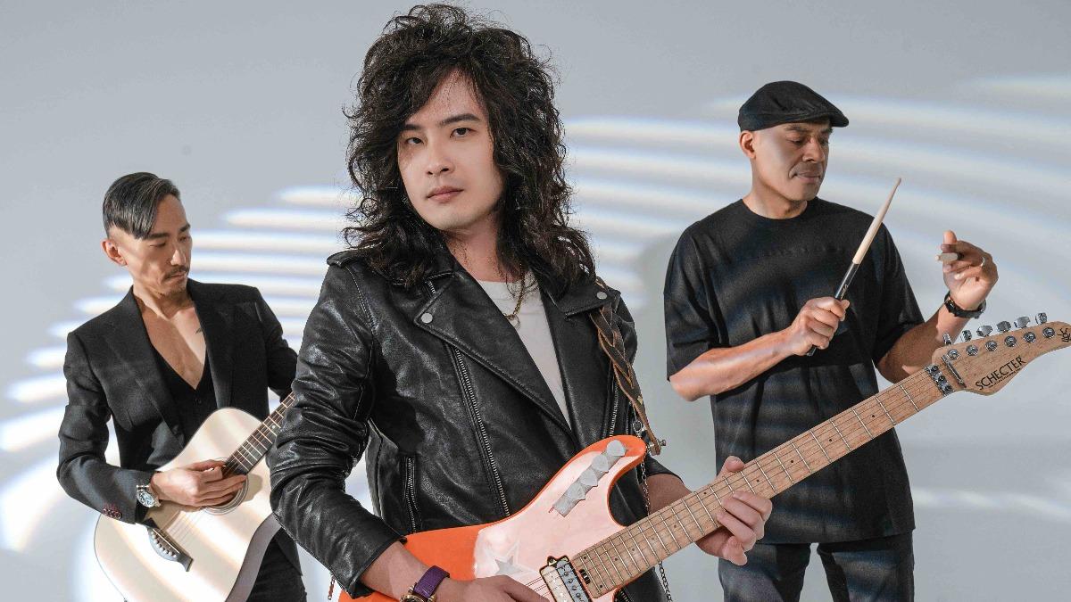 傅超華(左起)、吳力勻及團長黃邁可一起拍攝全新宣傳照。(圖/Bard’s Whisper 吟遊詩人的呢喃提供)