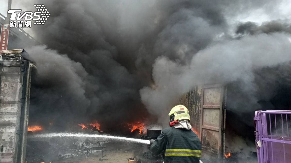 新竹路邊貨櫃起火。（圖／TVBS）
