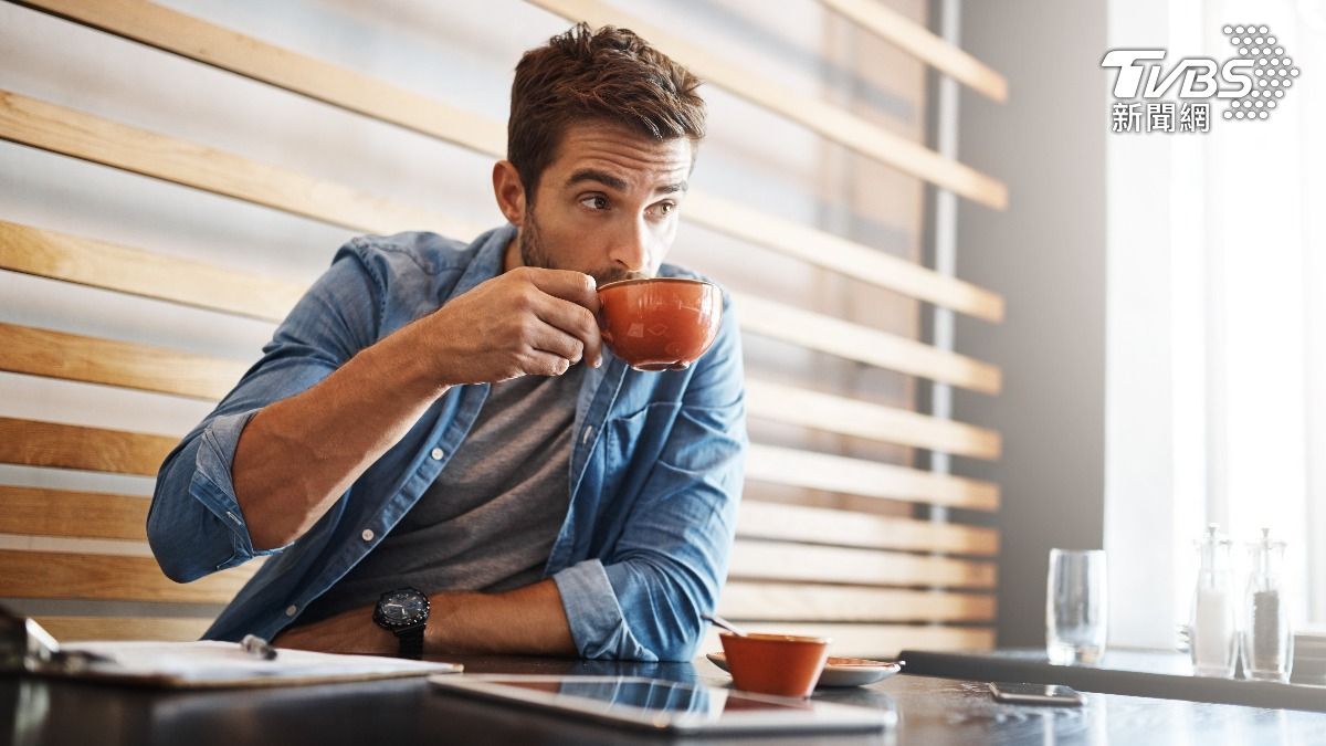 研究發現，其實喝紅茶的清醒程度不比喝咖啡低。（示意圖／shutterstock達志影像）