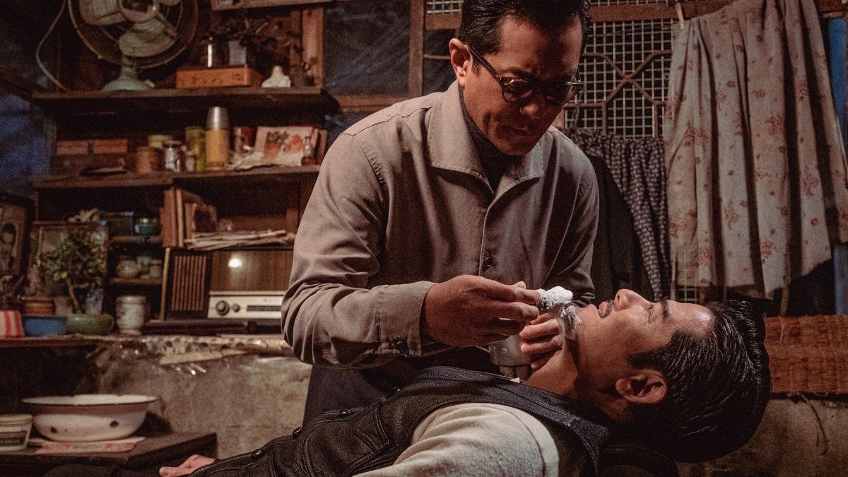 郭富城、古天樂在片中曾是好兄弟，甚至毫無防備躺著給他剃鬚。（圖／華映提供）