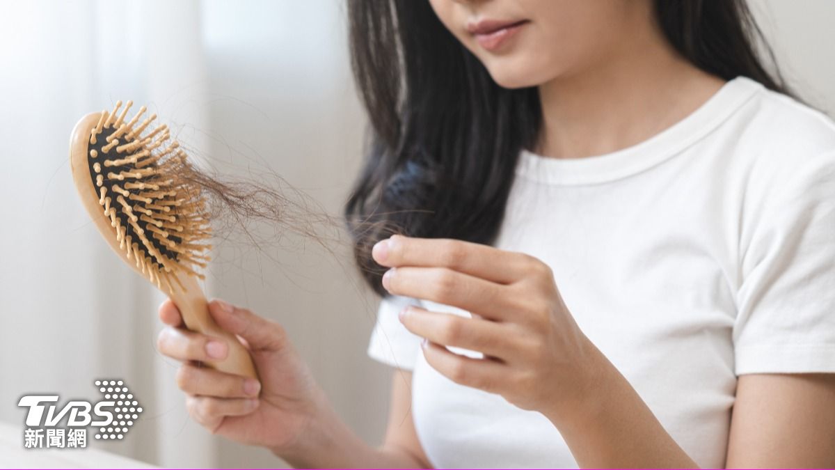 落髮、頭髮乾燥可能是頭皮健康出問題。（示意圖／shutterstock達志影像） 
