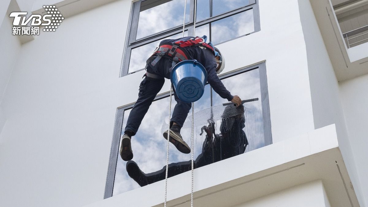 波士頓男子吊掛擦窗發生墜樓意外。（示意圖／Shuuterstock達志影像）