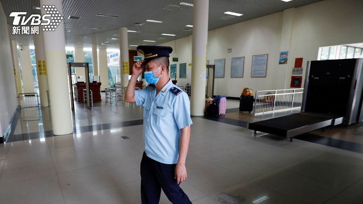 中國國安局上月底推出的2項新規將賦予海關人員檢查旅客手機或電腦的權力。（示意圖／達志影像路透社）