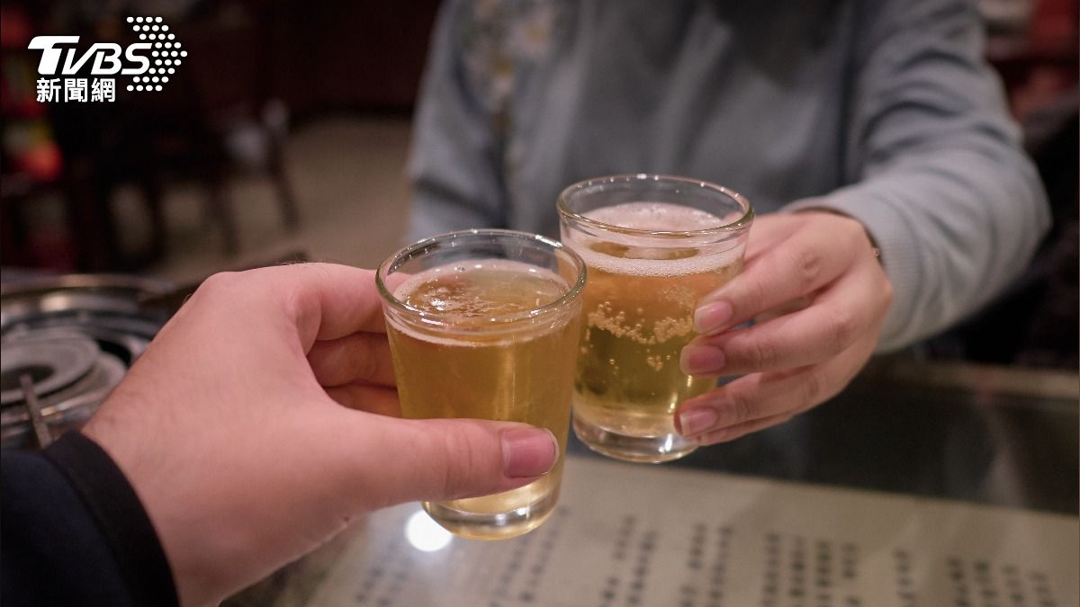 國健署調查發現，3.9%成人過去1個月曾1次喝酒6杯以上。（示意圖／Shutterstock達志影像）